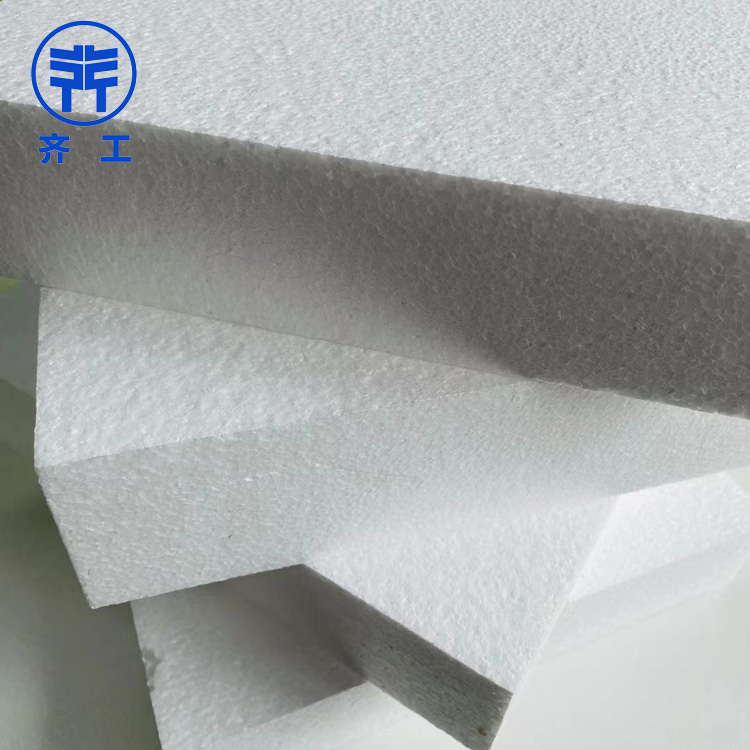   　　xps擠塑板在建筑領(lǐng)域的應(yīng)用比較廣泛。下面給大家分享一些相關(guān)知識。  　　xps擠塑板優(yōu)點是什么：  　　XPS擠塑板采用聚苯乙烯擠出工藝生產(chǎn)，生產(chǎn)的板材為蜂窩狀閉孔結(jié)構(gòu)，不透氣，不滲漏，因此其保溫隔熱，防水防潮效果非常好，除了材質(zhì)輕、強度高外，按體積每立方米僅重30公斤，但其強度至少可以達到250kpa，更多的可以達到550kpa。這是普通板材無法達到的指標值。  　　因為XPS擠塑板具有隔熱、防水、防潮、輕便、抗壓等特點，被廣泛應(yīng)用于各個行業(yè)。如建筑設(shè)施的外墻保溫，特別是外墻和平屋面的保溫處理，都是xps擠塑板的適用范圍。外墻掛板應(yīng)重量輕，阻燃性能好，B1、B2級外墻掛板在火災事故發(fā)生時預防變?yōu)榭扇嘉镔|(zhì)，引發(fā)安全事故，在當前追求低碳、生態(tài)、環(huán)保的自然環(huán)境下，外墻掛板既可以回收利用廢塑料，也可以為建筑增加一層保溫層，節(jié)約能源。  　　xps擠塑板主要用途和應(yīng)用領(lǐng)域。  　　xps擠塑板可用作地面鋪裝、機場道路和高速公路的地基等。擠壓板防水防潮，不易變質(zhì)或滲水，合理有效減緩道路滲漏造成的路基塌陷。  　　擠塑板是冷庫建設(shè)中不可缺少的材料。它不僅起到保溫隔熱的作用，而且由于擠塑板表面的微孔結(jié)構(gòu)，可以吸收和緩沖少量水蒸氣凝結(jié)，減少水滴的形成。冷庫專用冷庫保溫板需要非常高的厚度，10cm以上。因此，在冷庫建設(shè)中，通常采用兩層冷庫保溫板。一是增加厚度，二是將兩層塑料擠塑板交錯排列，以增加保溫性能，避免溫度損失。  　　地板外墻也可以用阻燃板保溫。  　　xps擠塑板現(xiàn)在更多地用于家居裝飾。首先，擠塑板不是很硬，在室內(nèi)，踩人的腳會有一定的緩沖。腳感特別舒服，沒有那么硬，我們稱之為地墊寶。地墊寶就是這么一個目的，它是一種比外墻擠塑板更強、更大、更薄、不含阻燃劑的擠塑板。  　　以室內(nèi)放置家具為主，還需要做好經(jīng)年累月的活動踩踏，需要相應(yīng)的強度;擠塑板采用蜂窩閉孔框架，確保只能使用薄層。自帶更好的保溫、防水、防潮效果，室內(nèi)地板有限。與家裝相比，地基越薄，空間環(huán)境越大，活動越舒適。擠塑板在室內(nèi)一般來說是2公分厚，厚度就夠用。